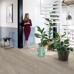 ПВХ плитка Quick-Step Pulse Click Дуб хлопковый светло-серый PUCL40105 - фото в интерьере